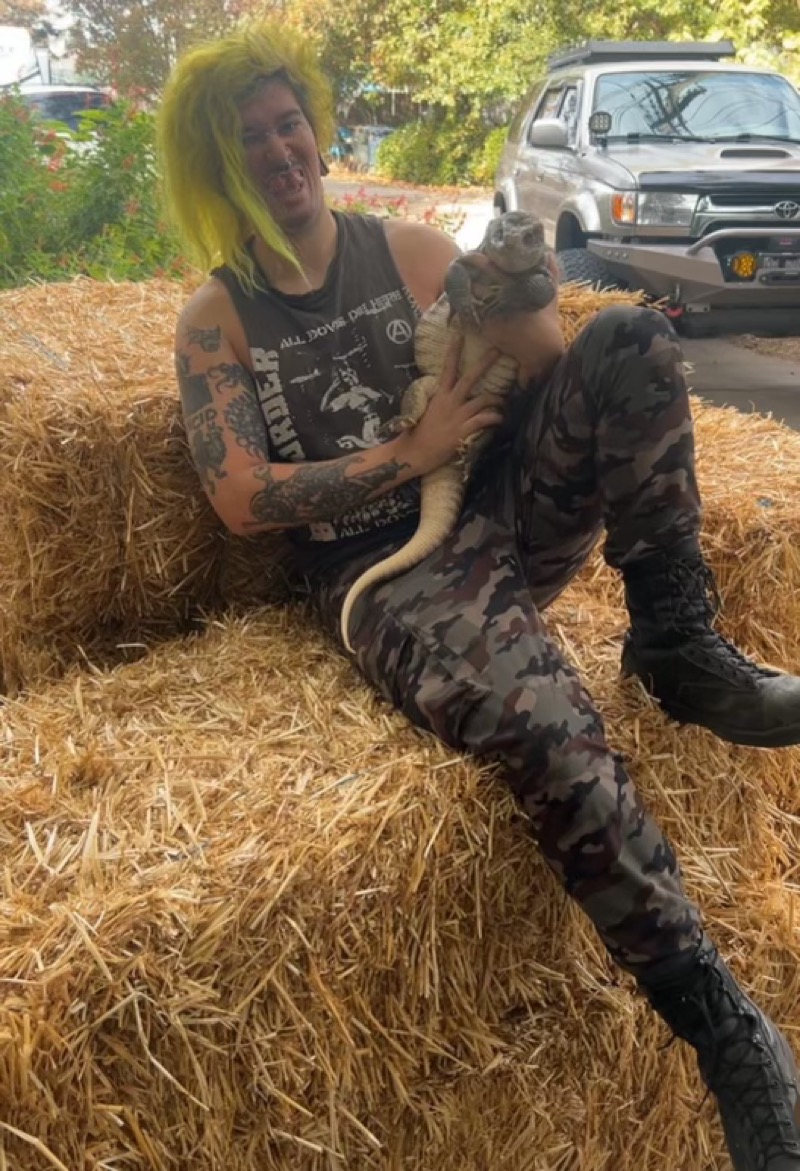 Tai Azevedo with a lizard